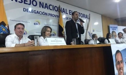 (Ecuador) Juan Carlos Holguín inscribe su candidatura a Alcaldía de Quito