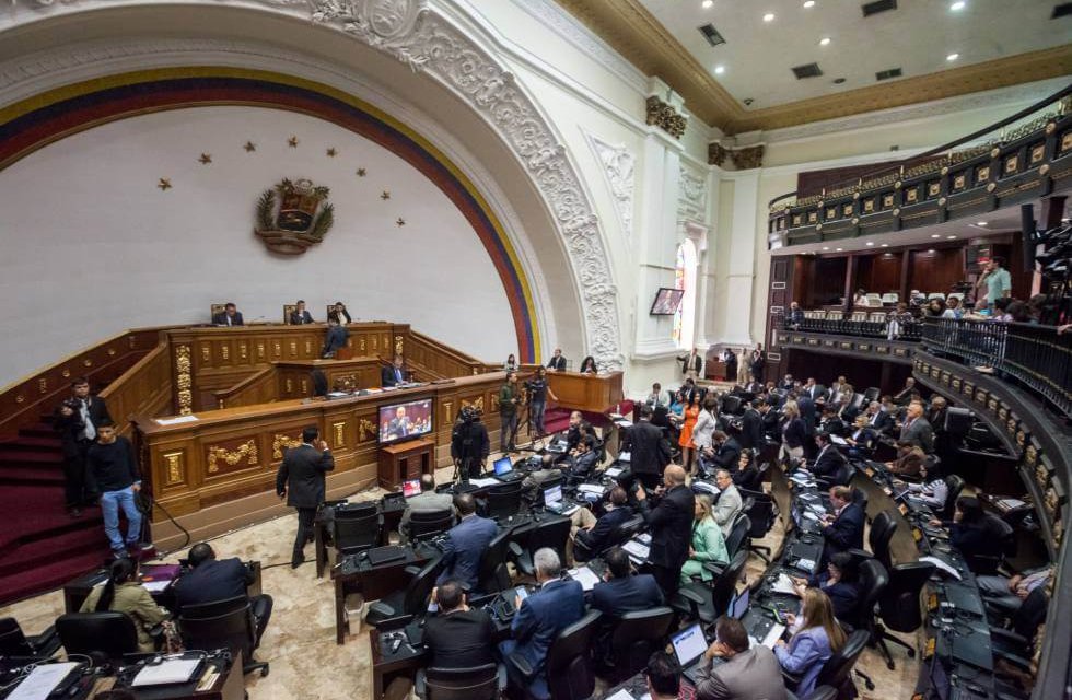 (Venezuela) La Asamblea Nacional aprobó una amnistía para los militares y civiles que ayuden a la restitución de la democracia en Venezuela