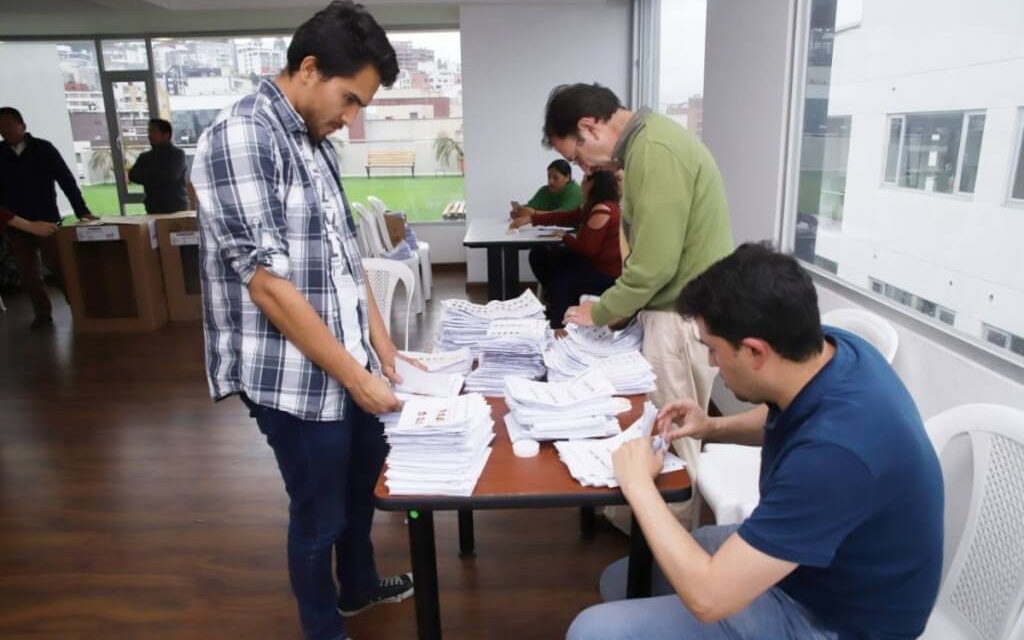 (Ecuador) CNE mide tiempo de clasificación de papeletas durante el escrutinio