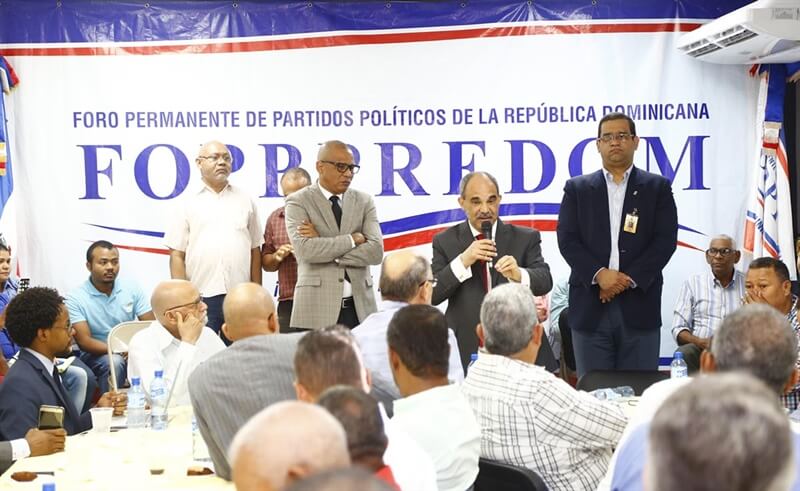 (República Dominicana) La JCE realizó una demostración del funcionamiento del modelo de Voto Automatizado al Foro Permanente de Partidos Políticos