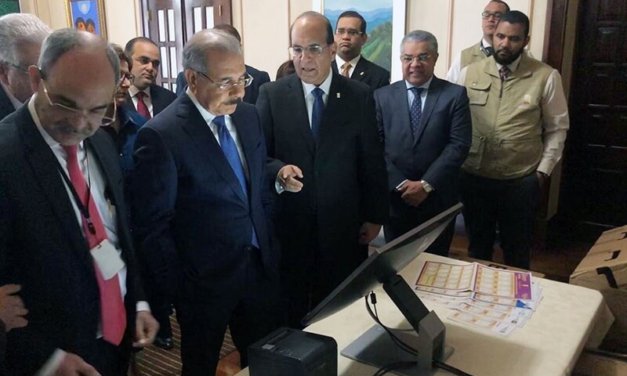(República Dominicana) Pleno de la JCE realizó demostración del Voto Automatizado al Presidente Danilo Medina