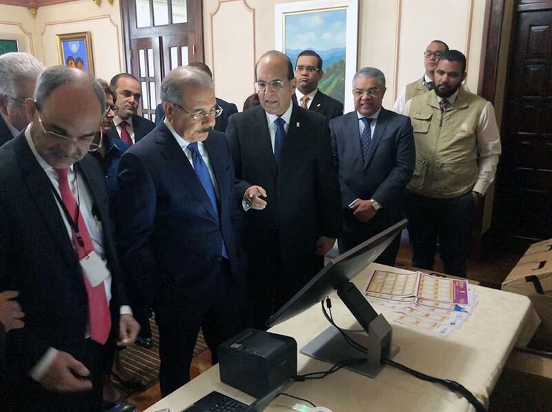 (República Dominicana) Pleno de la JCE realizó demostración del Voto Automatizado al Presidente Danilo Medina