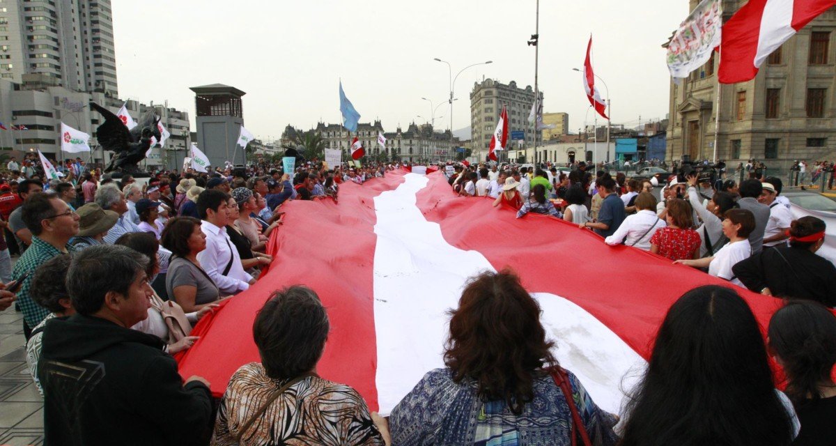 (Perú) Miles de peruanos marcharon para exigir el adelanto de las elecciones presidenciales para 2020