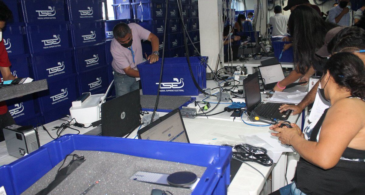 [El Salvador] TSE ya envió alrededor del 50% de equipo tecnológico a sedes logísticas
