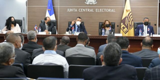 [República Dominicana] Hay 4 propuestas para distribuir dinero a partidos