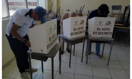 La oposición de Ecuador gana las principales alcaldías, referendo sobre extradición enfrenta el rechazo