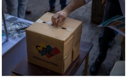 La oposición venezolana pidió abrir 3.000 centros de inscripción para nuevos votantes