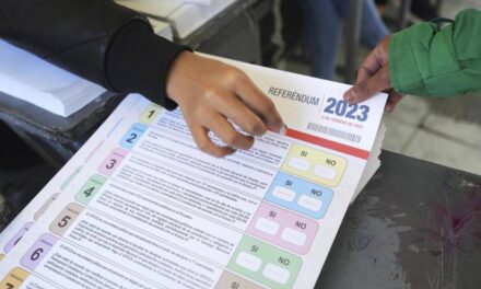 Gobierno de Ecuador reclama a ente electoral y duda de resultado de referendo